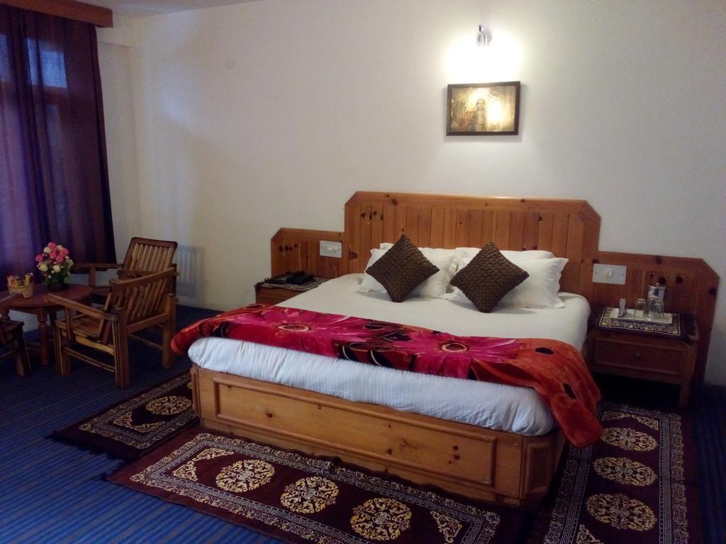 Akash Hills Hotel Manāli Camera foto